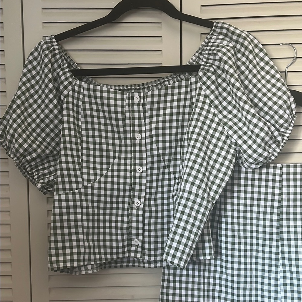 set of puff sleeve Top and ruffle Shorts Set size L green color - Picture 4 of 9
